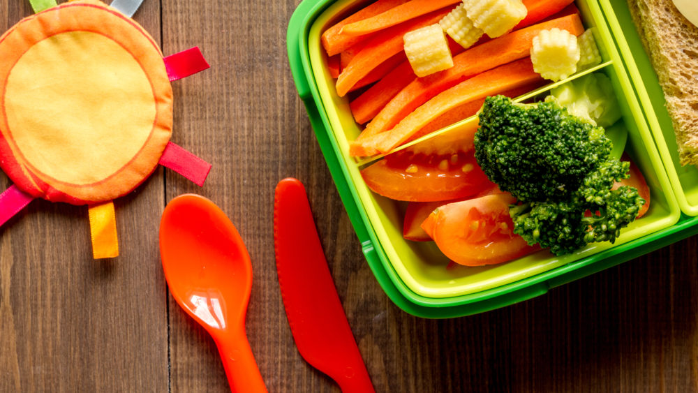 greenlunchboxforkidonwoodenbackgroundtopview