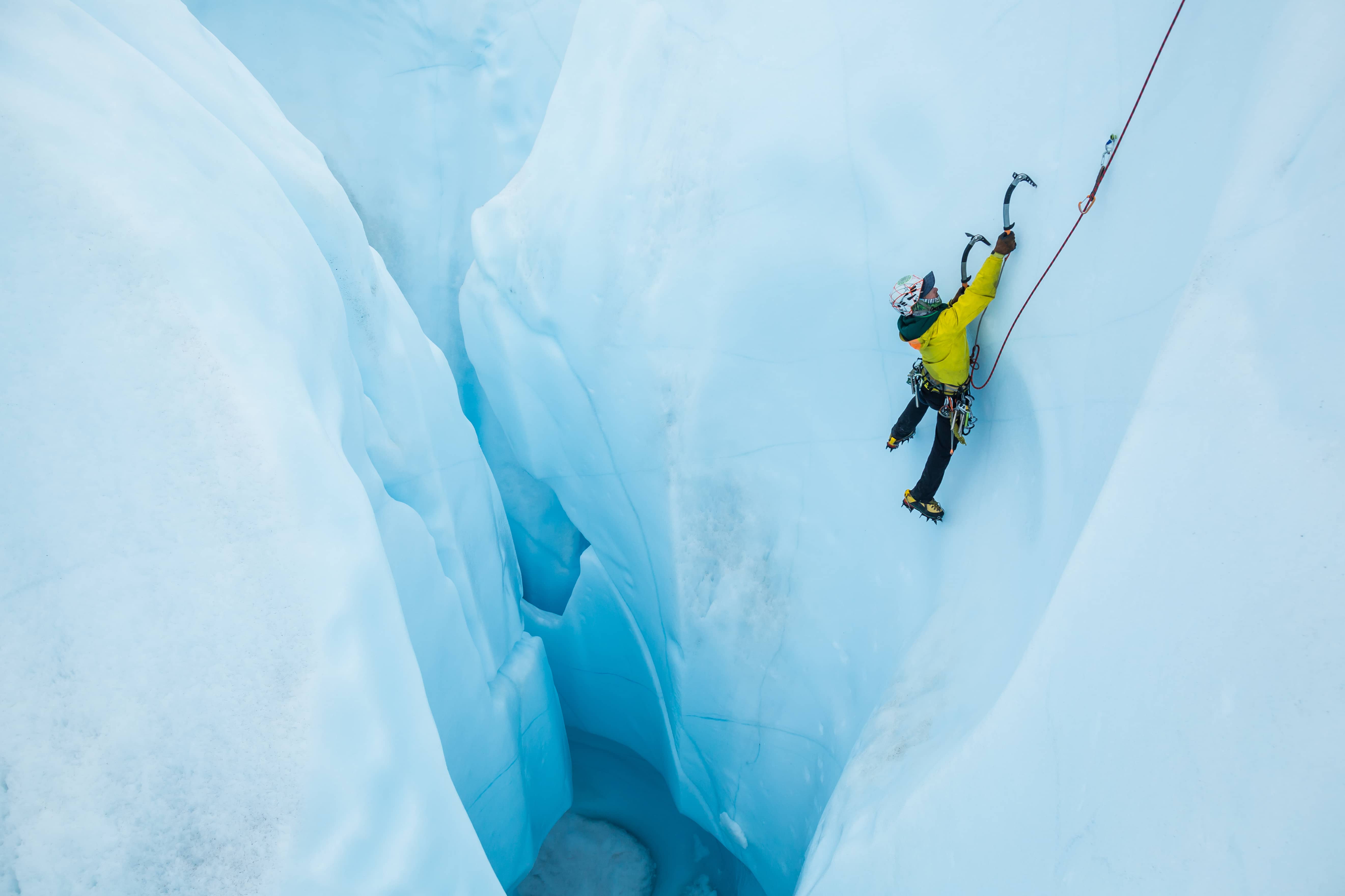 iceclimbingasteeplineoutofalargehole