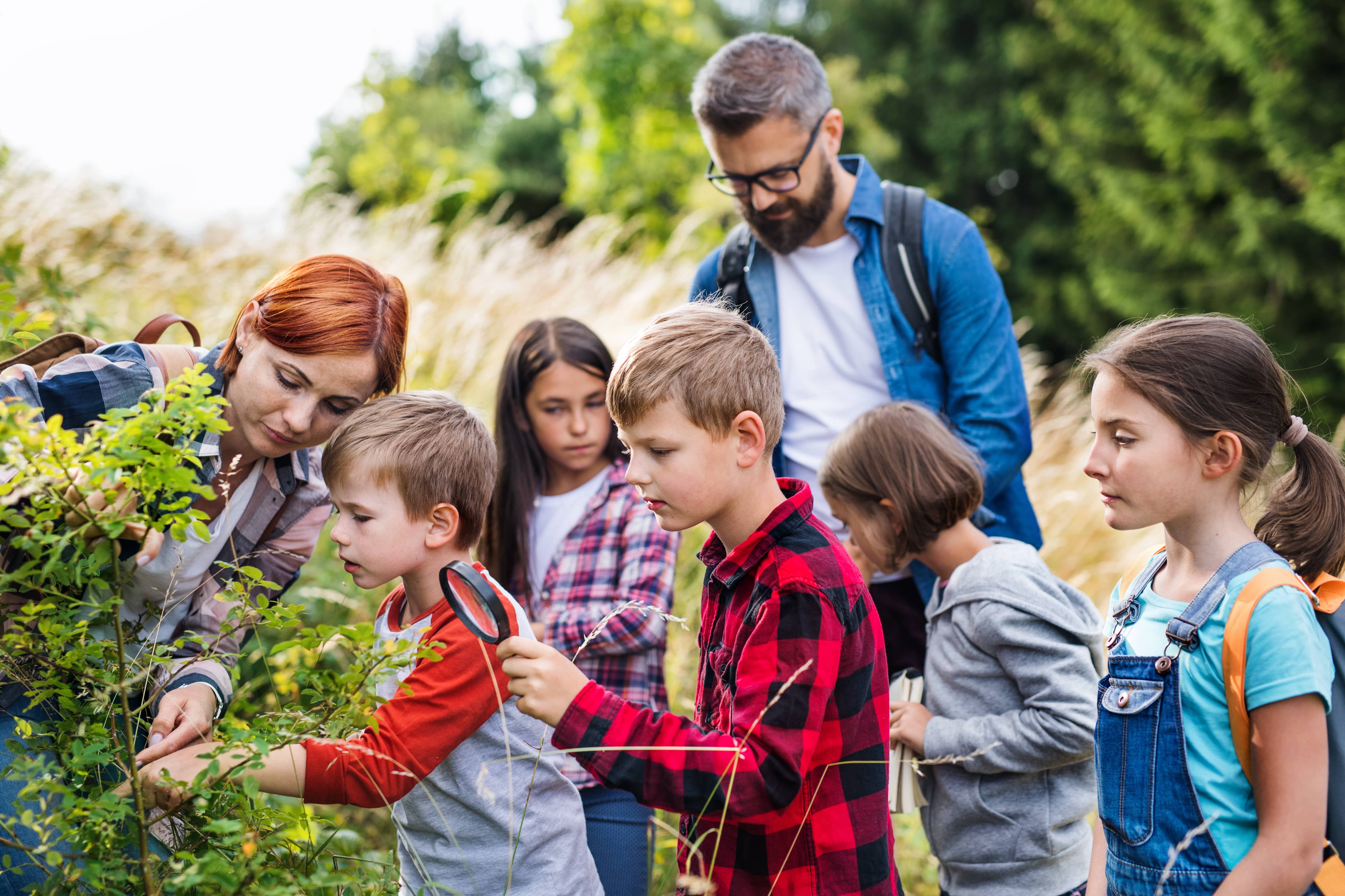 groupofschoolchildrenwithteacheronfieldtripin