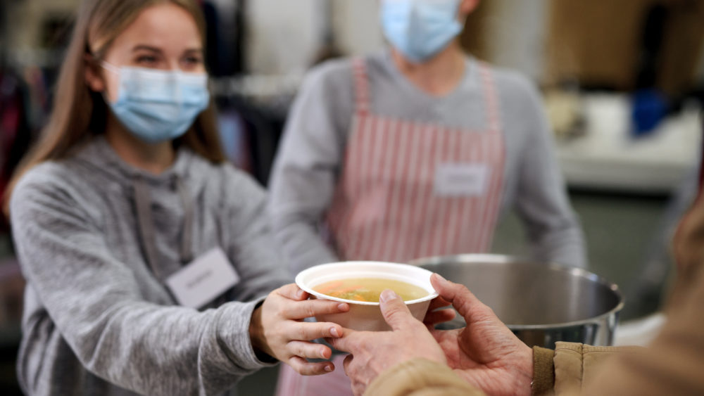 volunteersservinghotsoupforhomelessincommunitycharitydonation