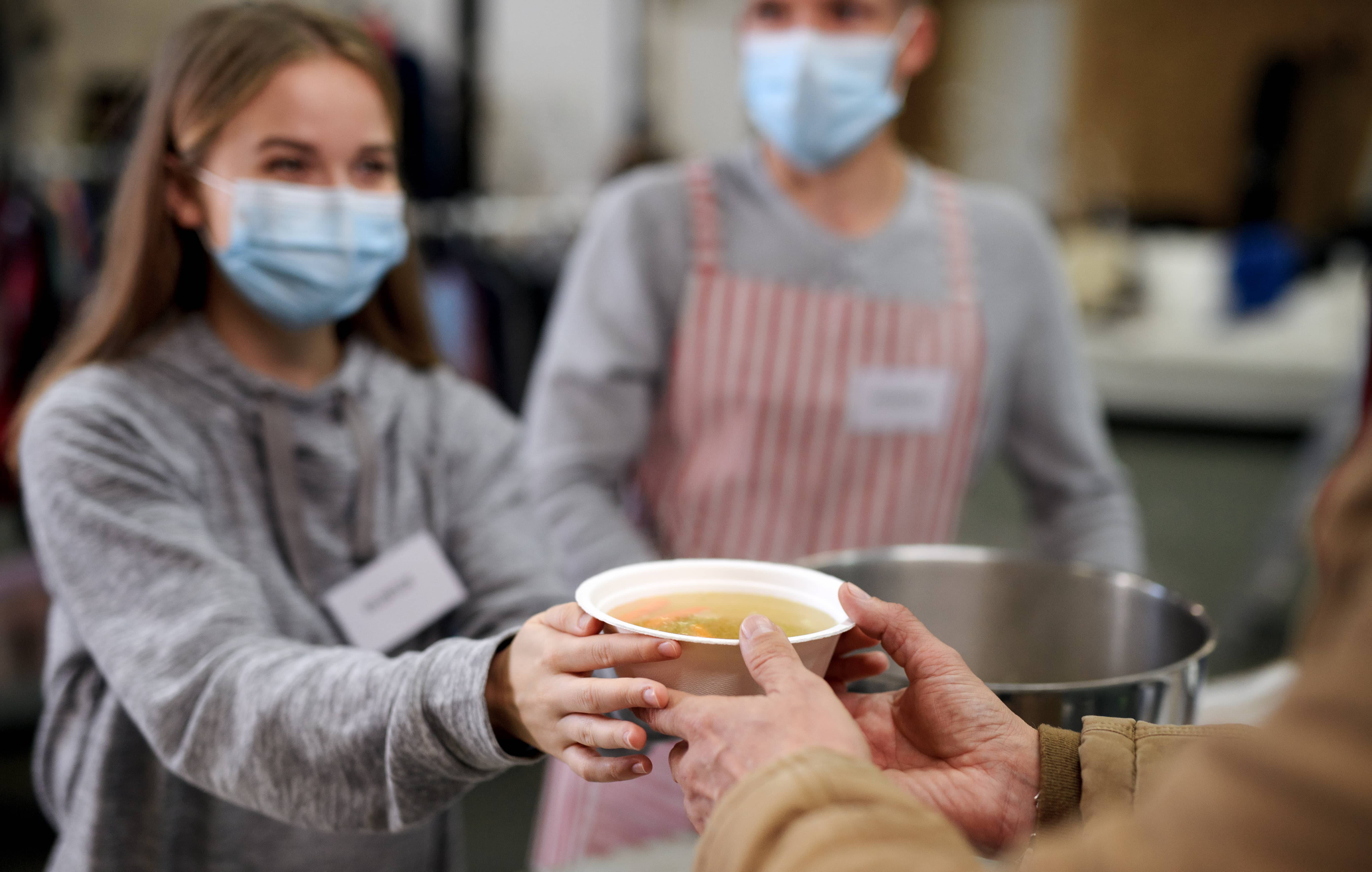 volunteersservinghotsoupforhomelessincommunitycharitydonation