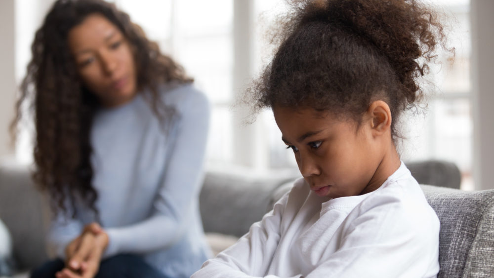 momorpsychologisttalkingcounselingupsetoffendedafricanamericanchild