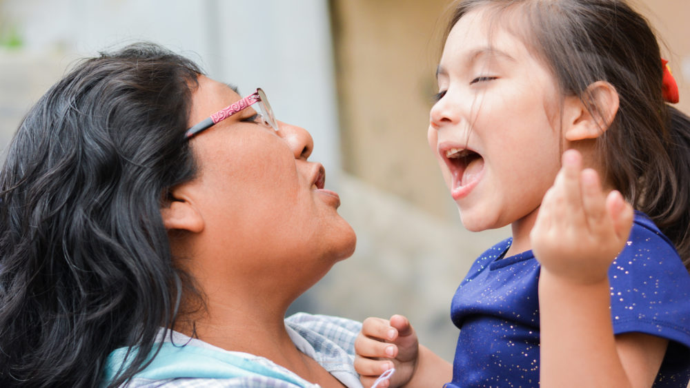 latinmomandlittledaughtersingingtogether
