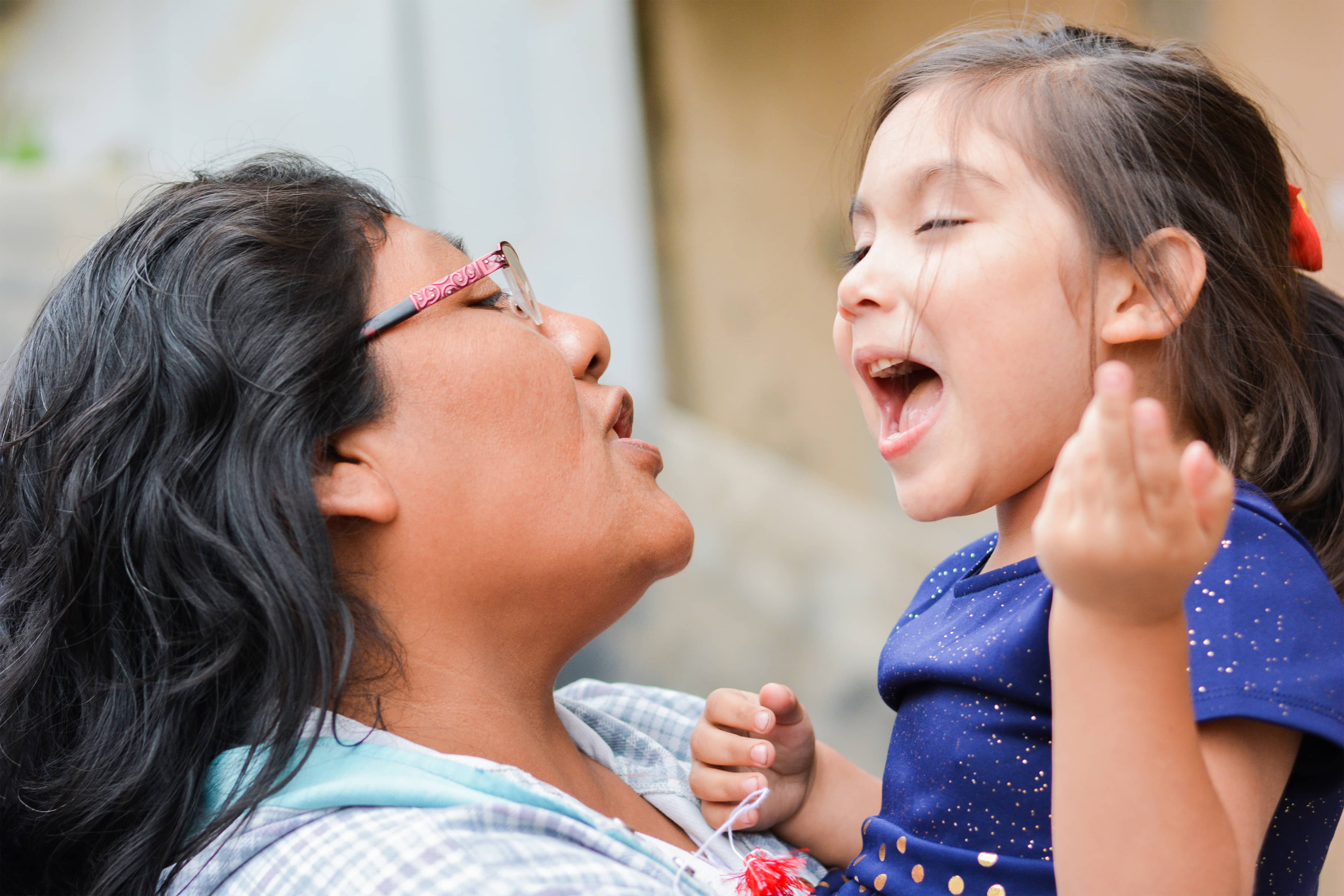 latinmomandlittledaughtersingingtogether