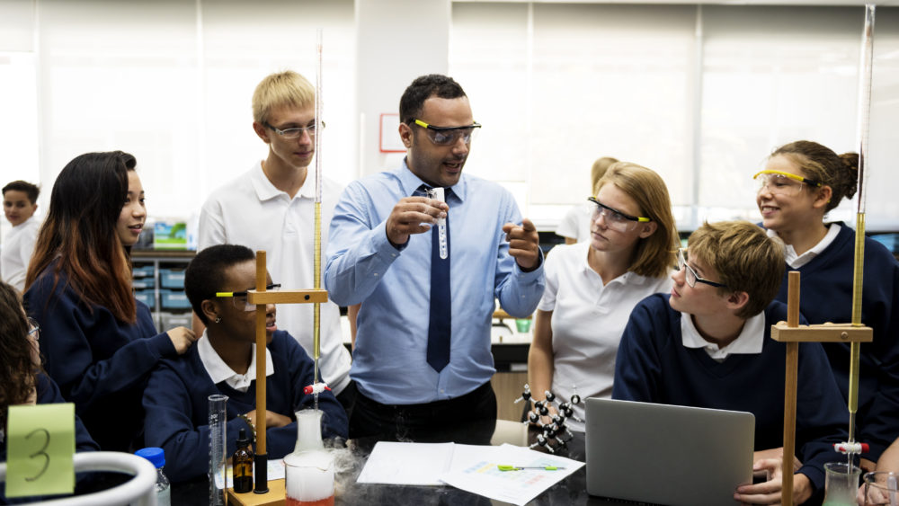 groupofstudentslaboratorylabinscienceclassroom