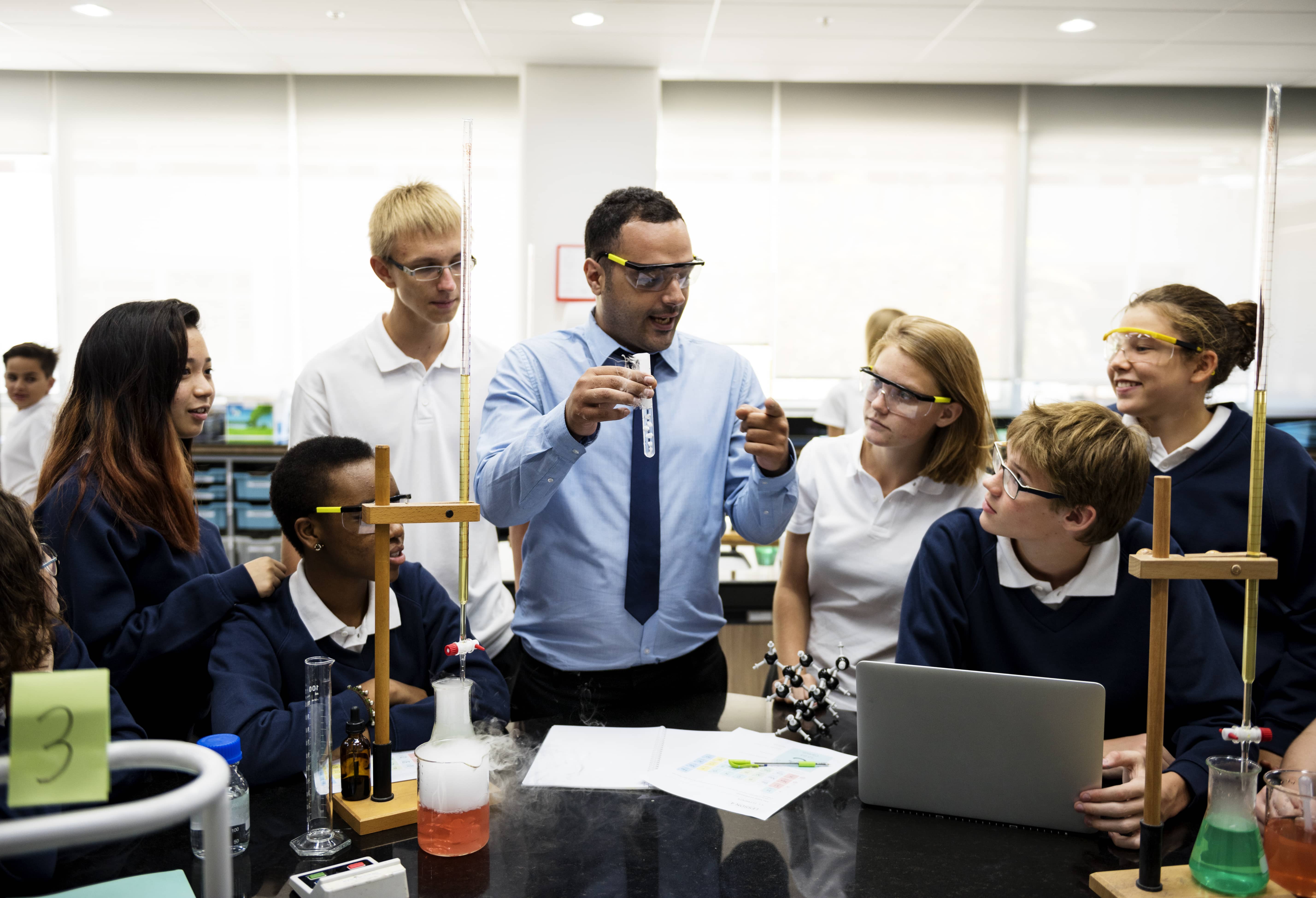 groupofstudentslaboratorylabinscienceclassroom