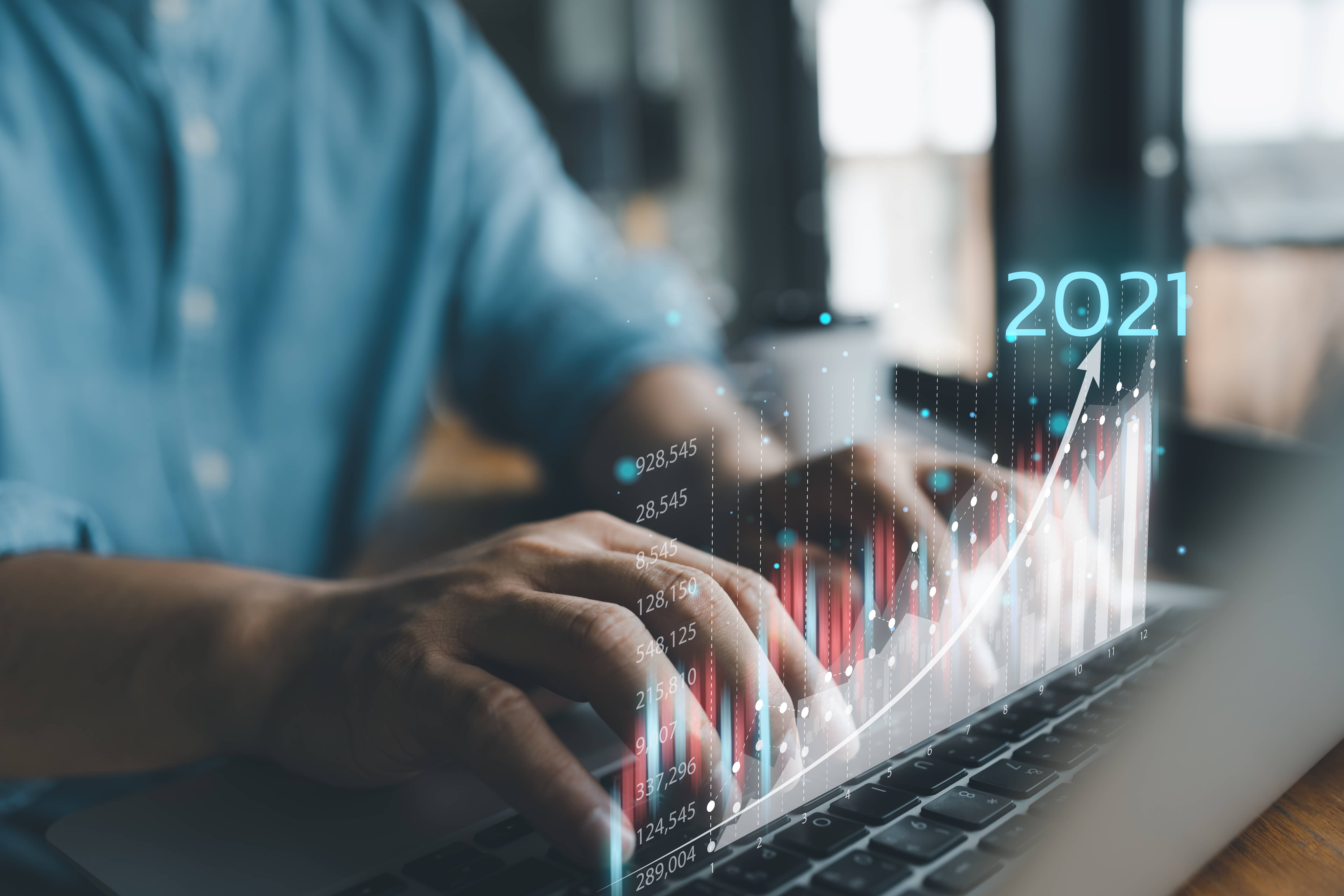 2021businessfinancetechnologyandinvestmentconcept-stockmarketinvestments
