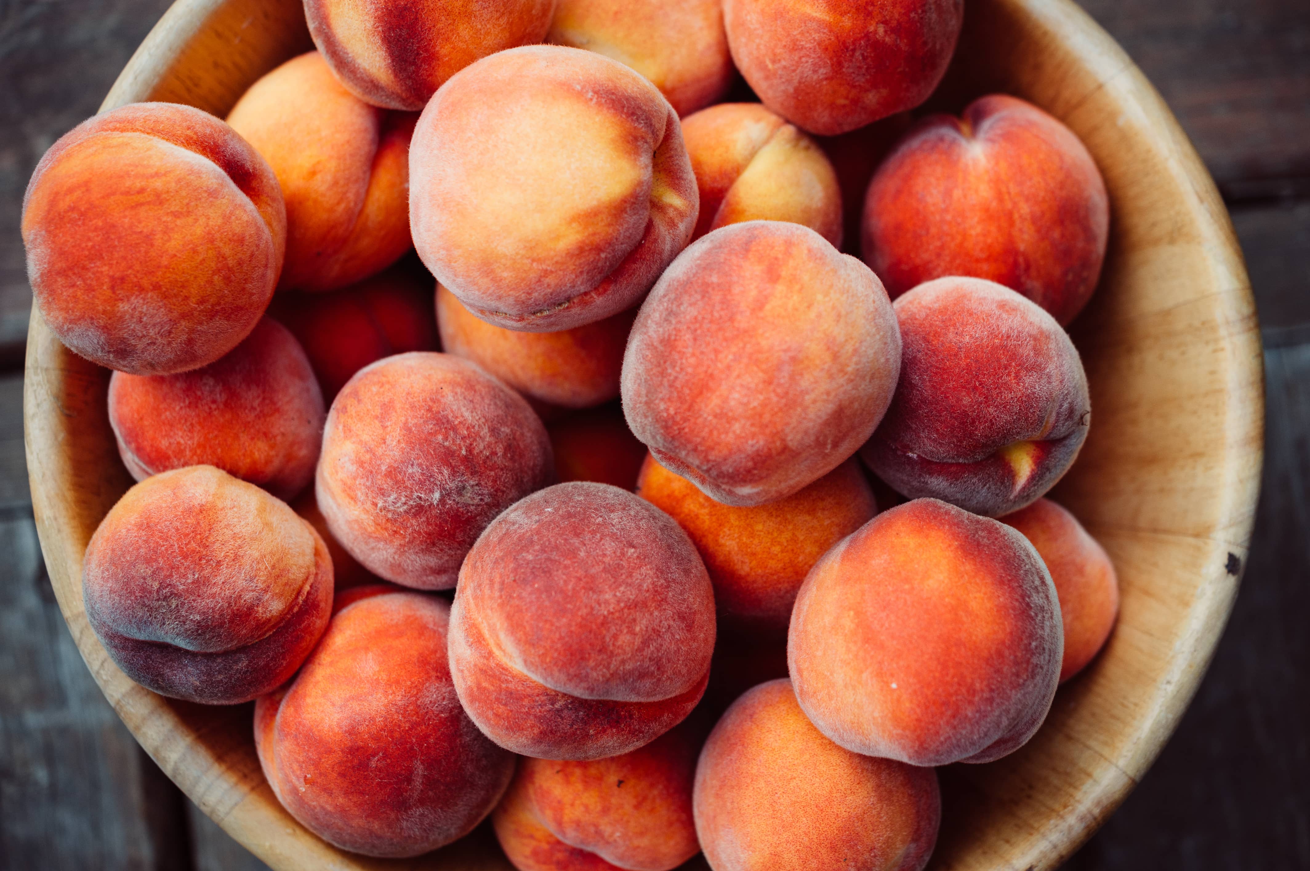 agroupofripepeachesinabowl