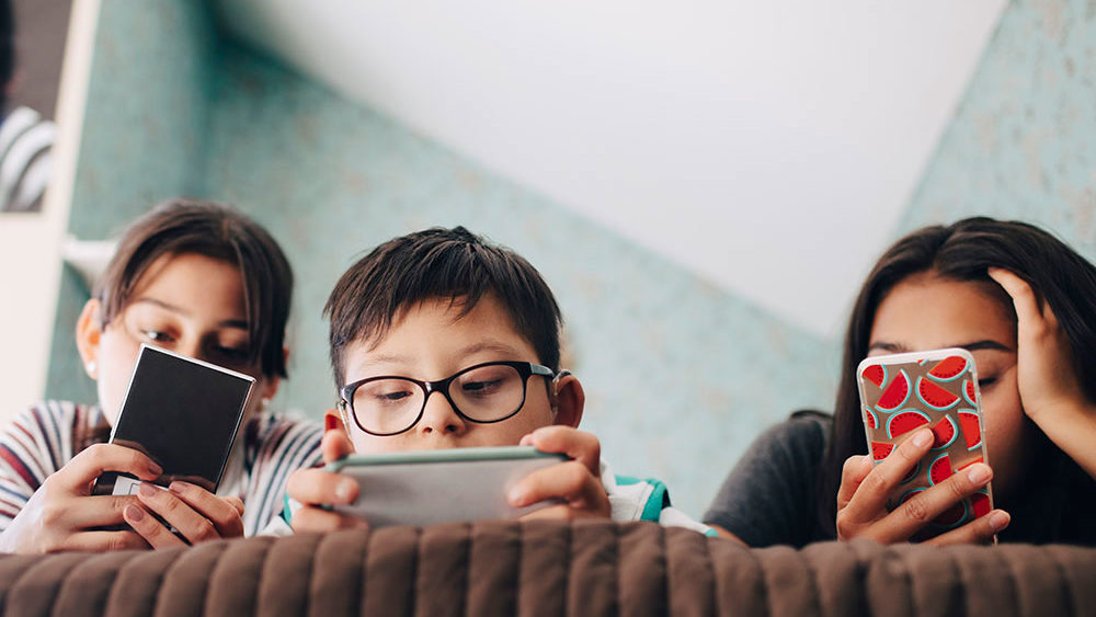 children-on-cell-phones-social-media