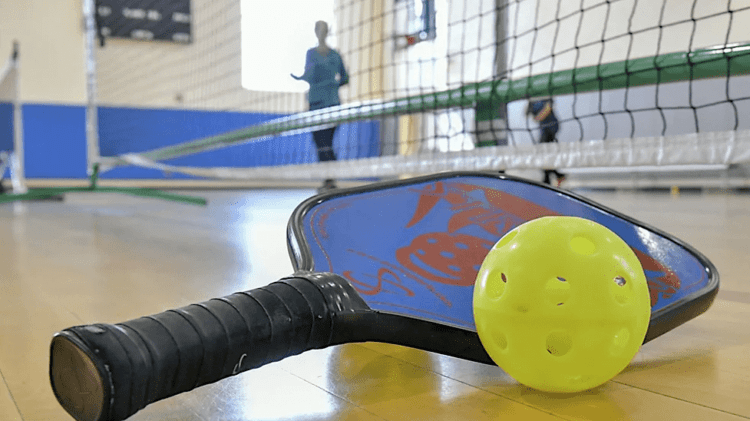 pickleball-racket-and-ball