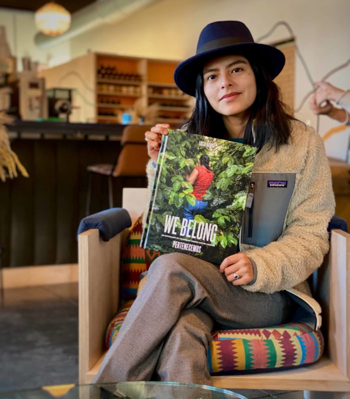 lucia-bawot-con-su-libro-we-belong