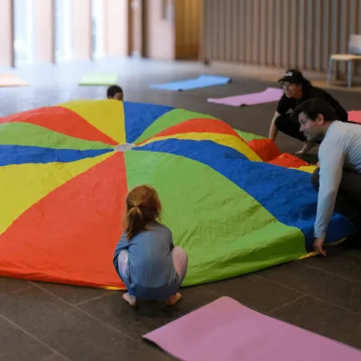 museum-movers-parachute