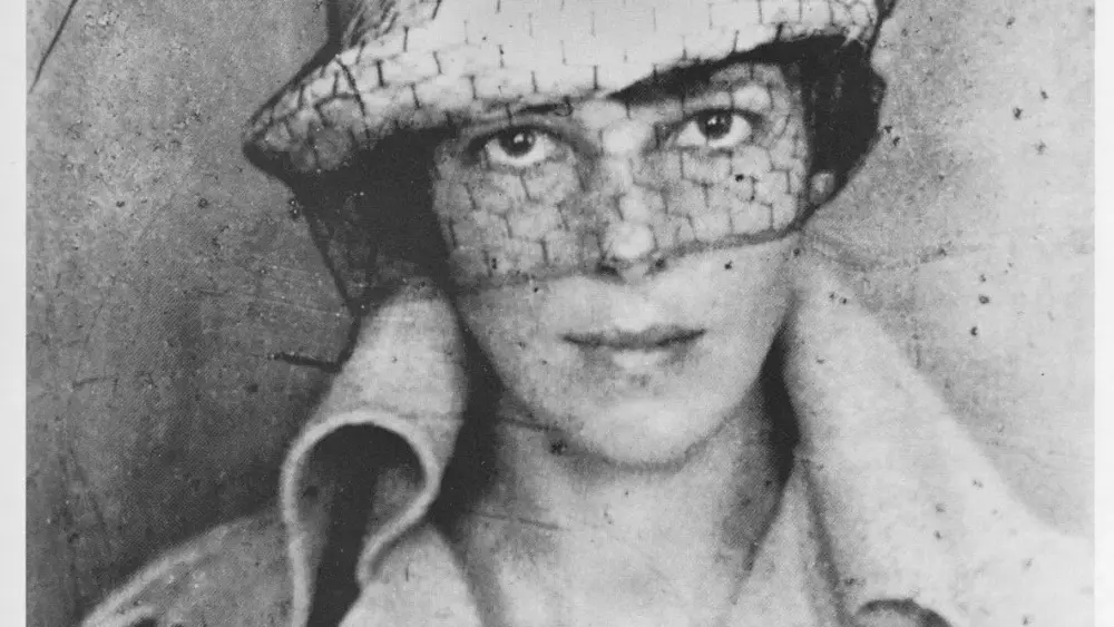 2-amelia-self-portait-veilscan1-8h10v