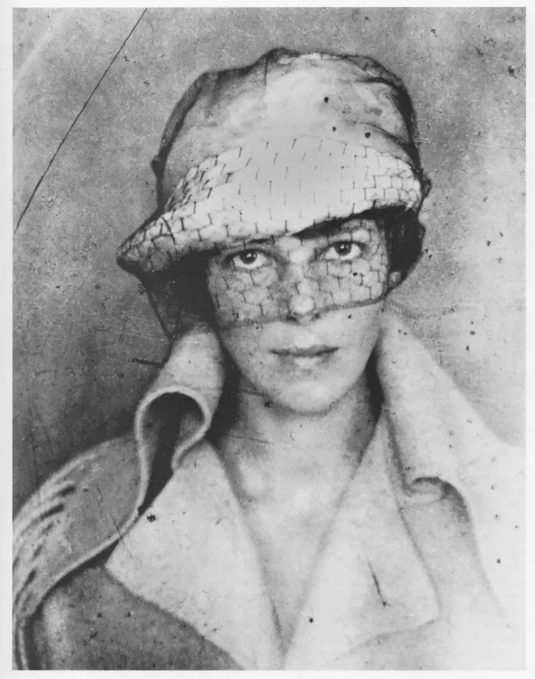 2-amelia-self-portait-veilscan1-8h10v