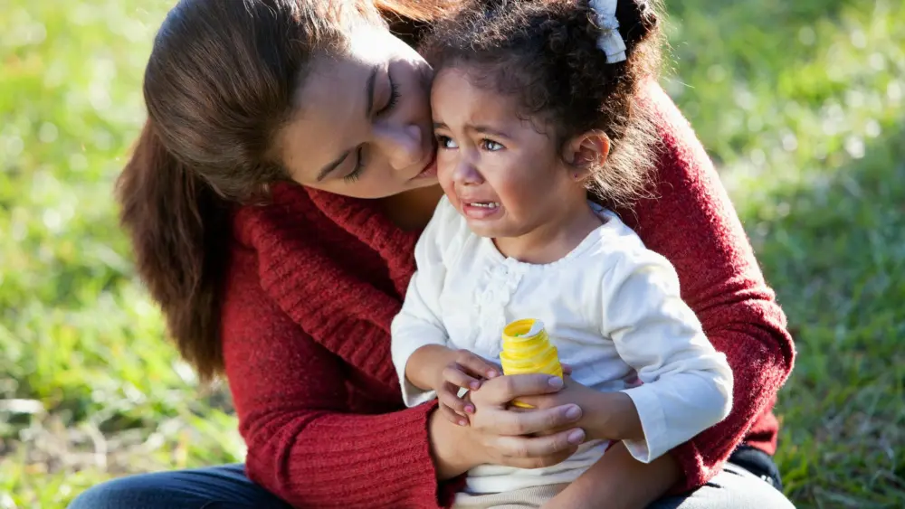 child-crying-with-mom-emotion-resilience