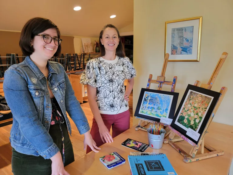ghs-olivia-luntz-and-melissa-houston-setting-up-for-art-class