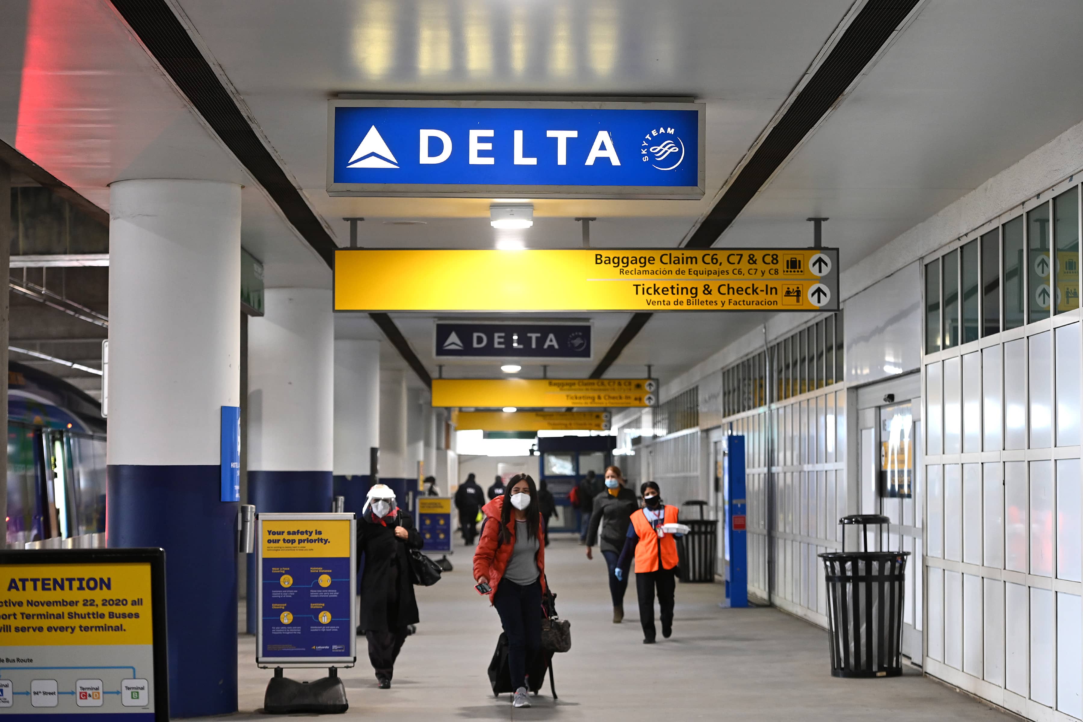 ny-travelers-at-laguardia-airport-day-before-thanksgiving