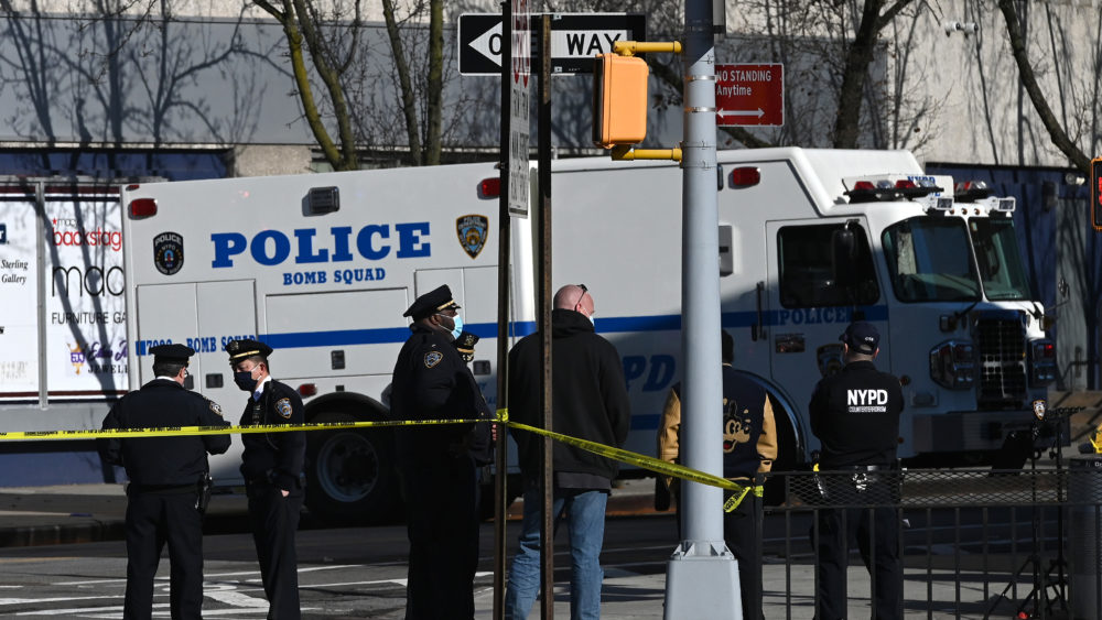 ny-police-respond-bomb-scare-at-queens-mall-place