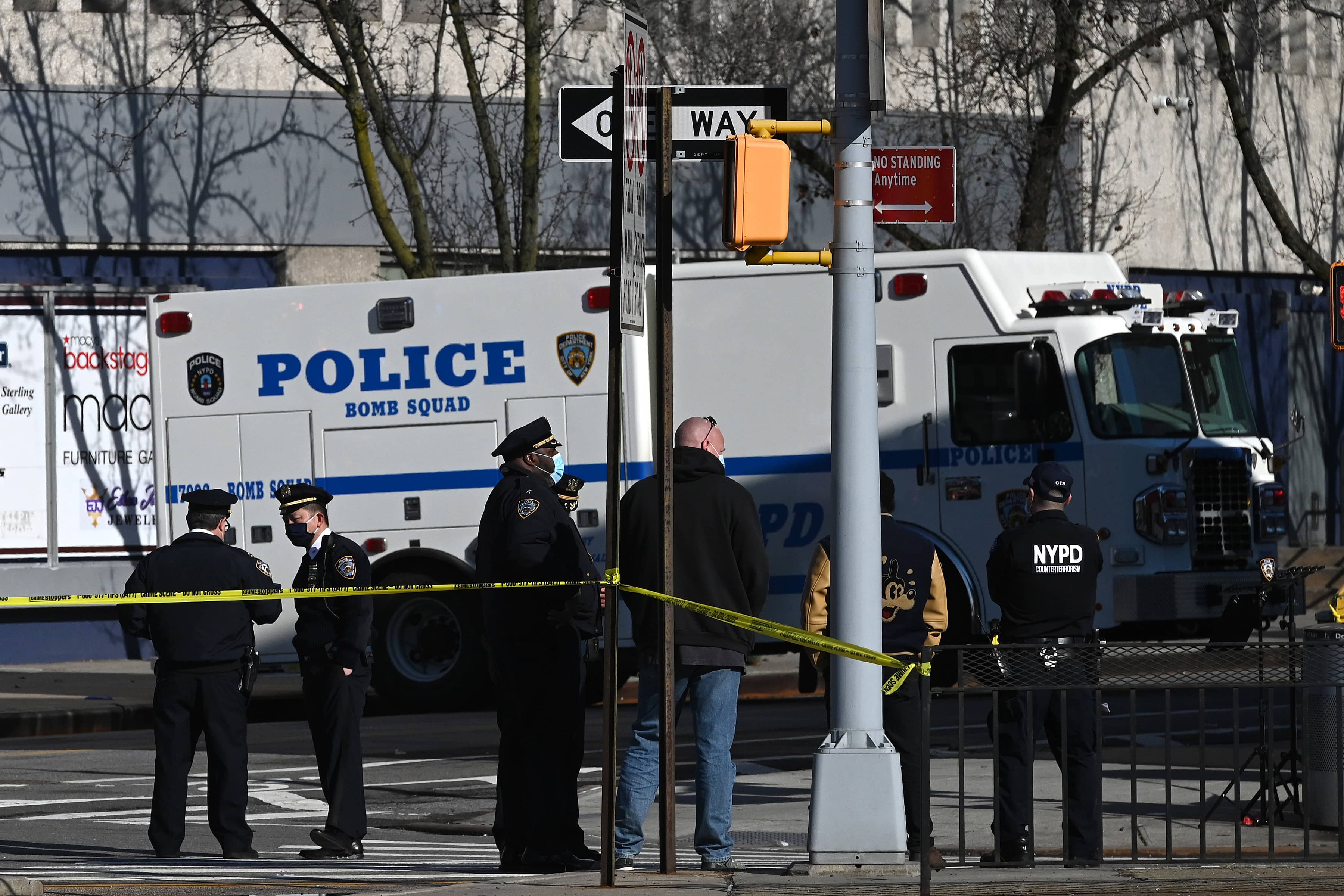 ny-police-respond-bomb-scare-at-queens-mall-place