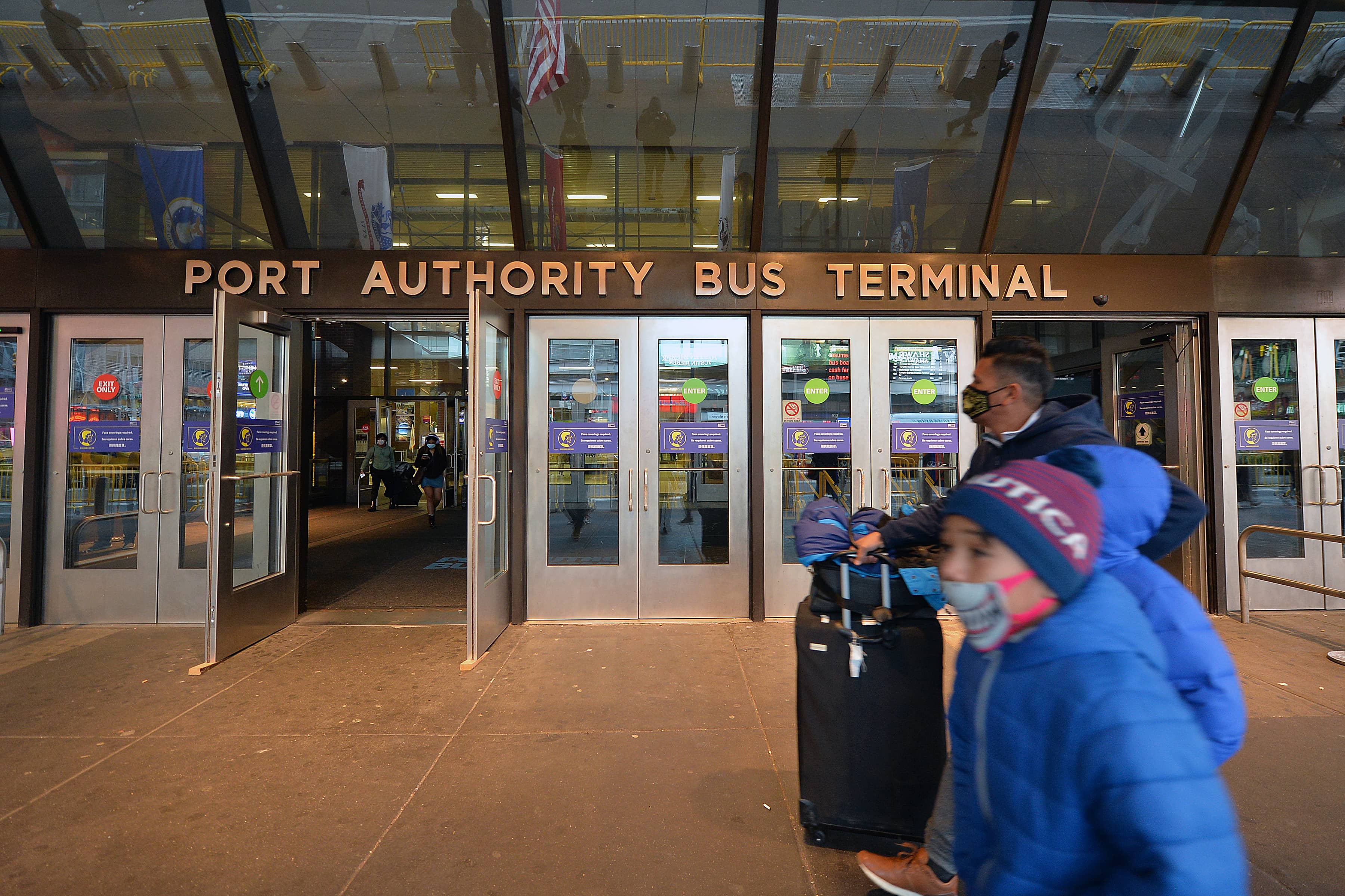 New York Port Authority Bus Terminal Six Flags - 0k7g1uo