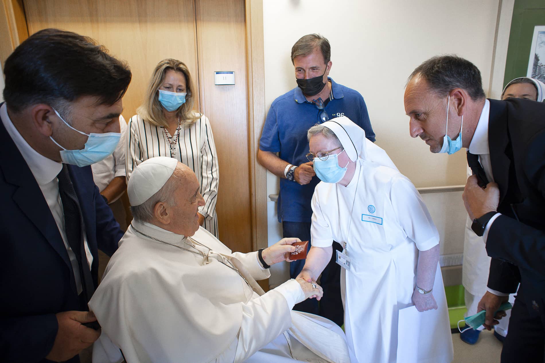 pope-francis-speaks-with-a-doctor-at-the-gemelli-hospital-roma