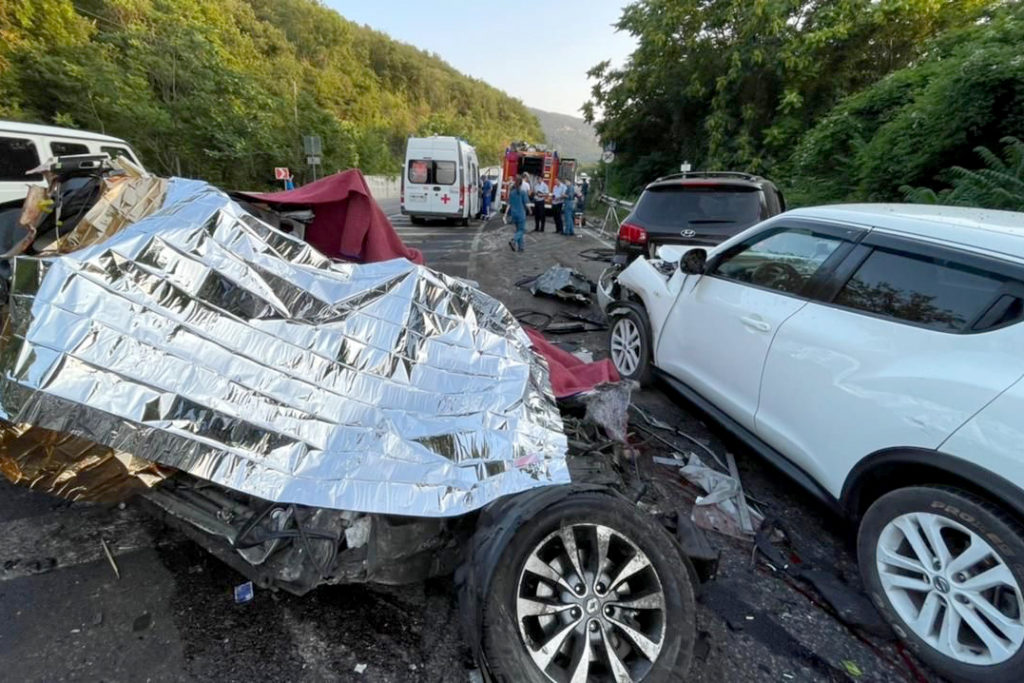 russia-fatal-six-car-pile-up-outside-sevastopol-russia