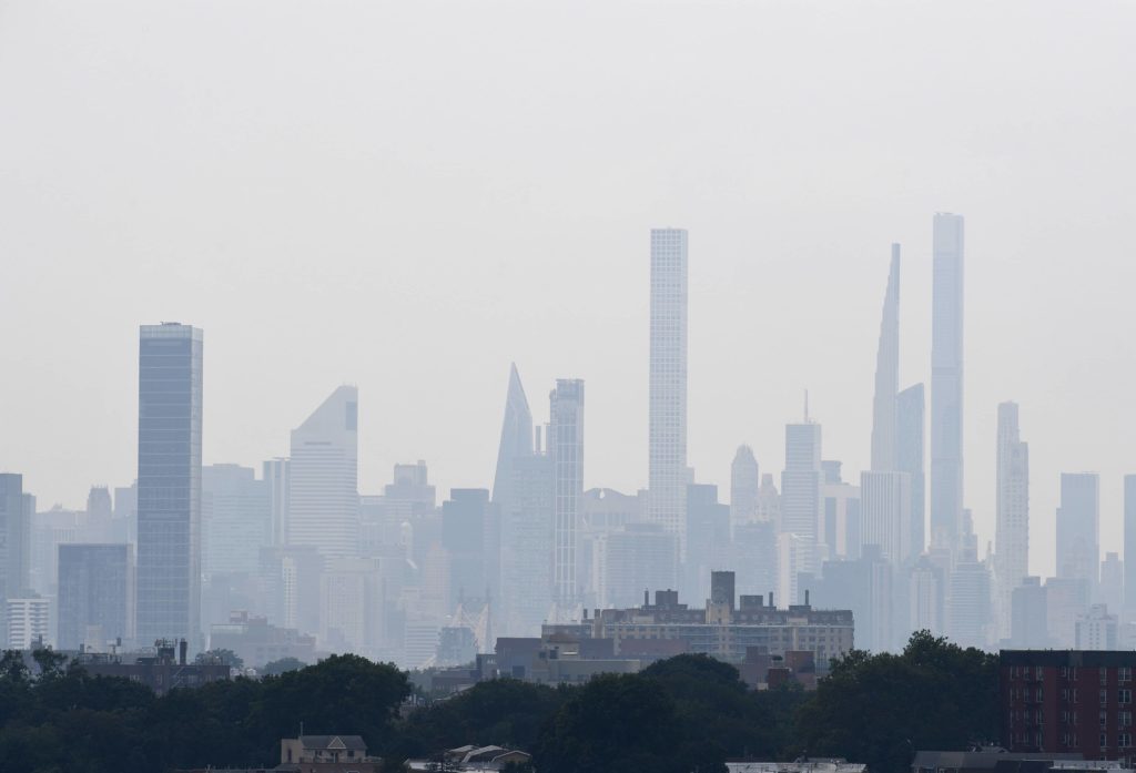 ny-west-coast-widfire-smoke-blankets-nyc-skyline