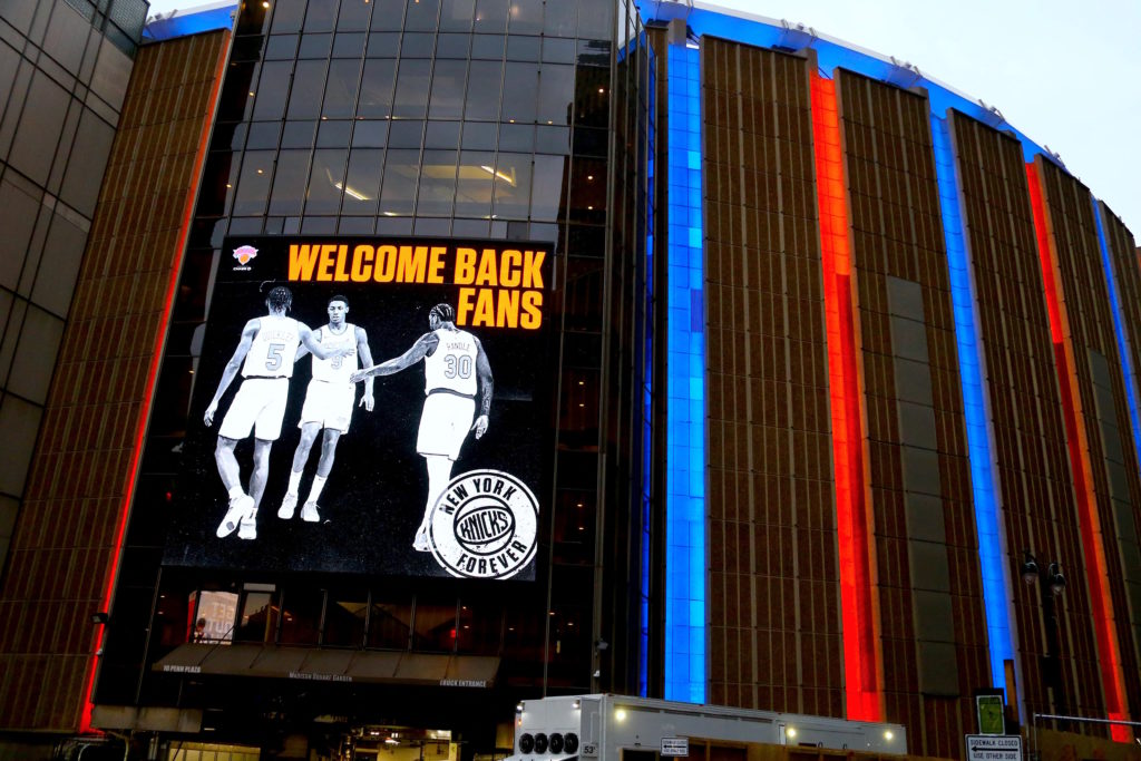 knicks-fans-back-at-the-madison-square-garden-nyc-3