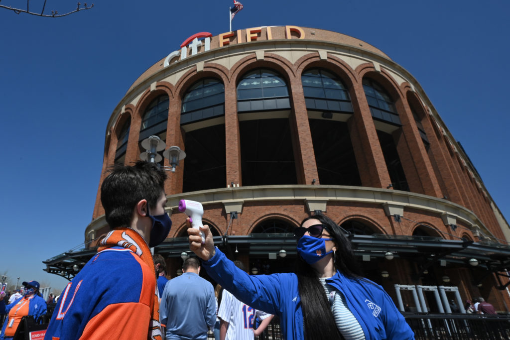 ny-mets-fans-at-home-opening-game