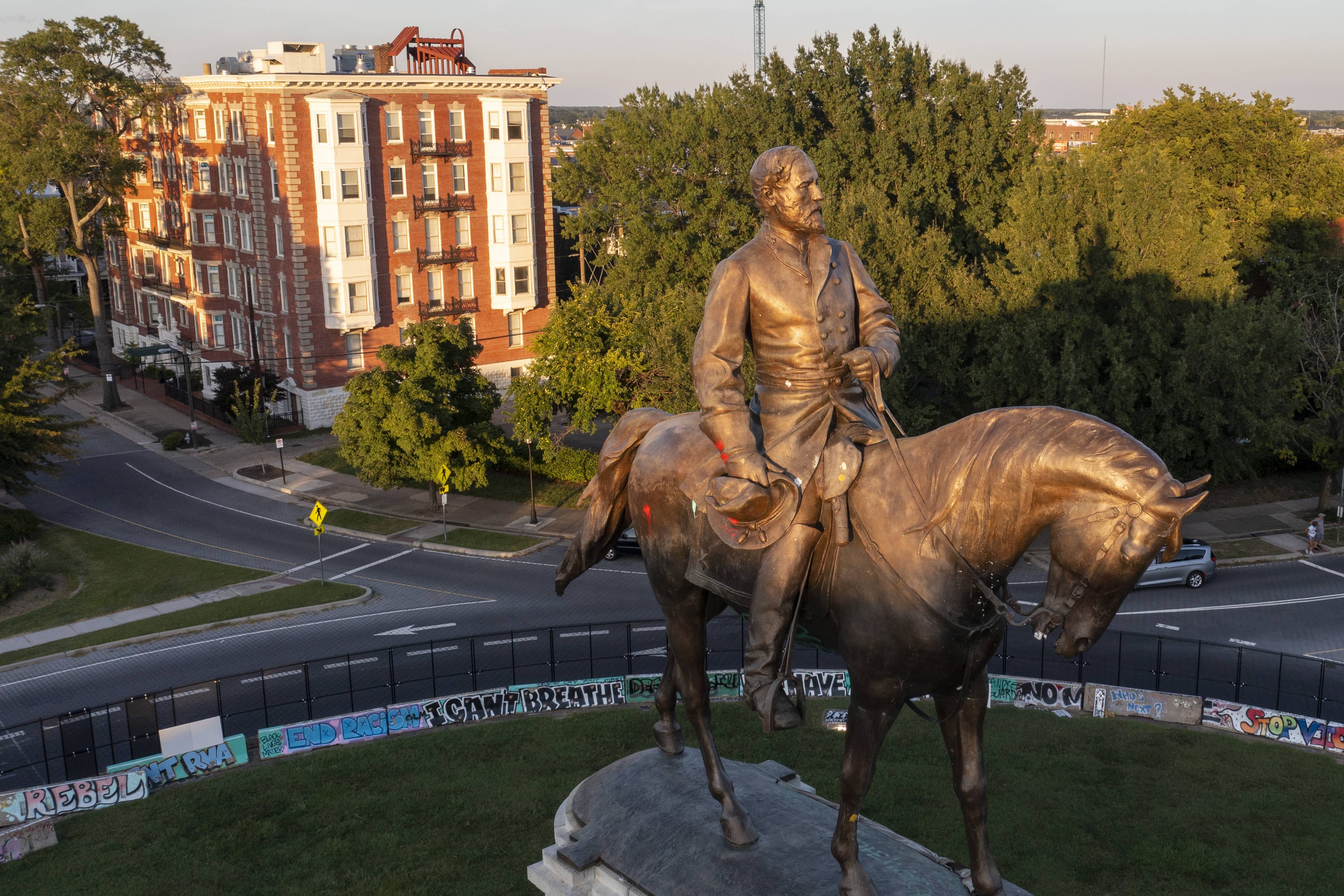 confederate-monuments-lee-statue