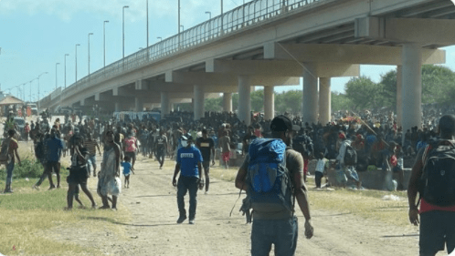 migrants-waiting-under-bridge-in-del-rio