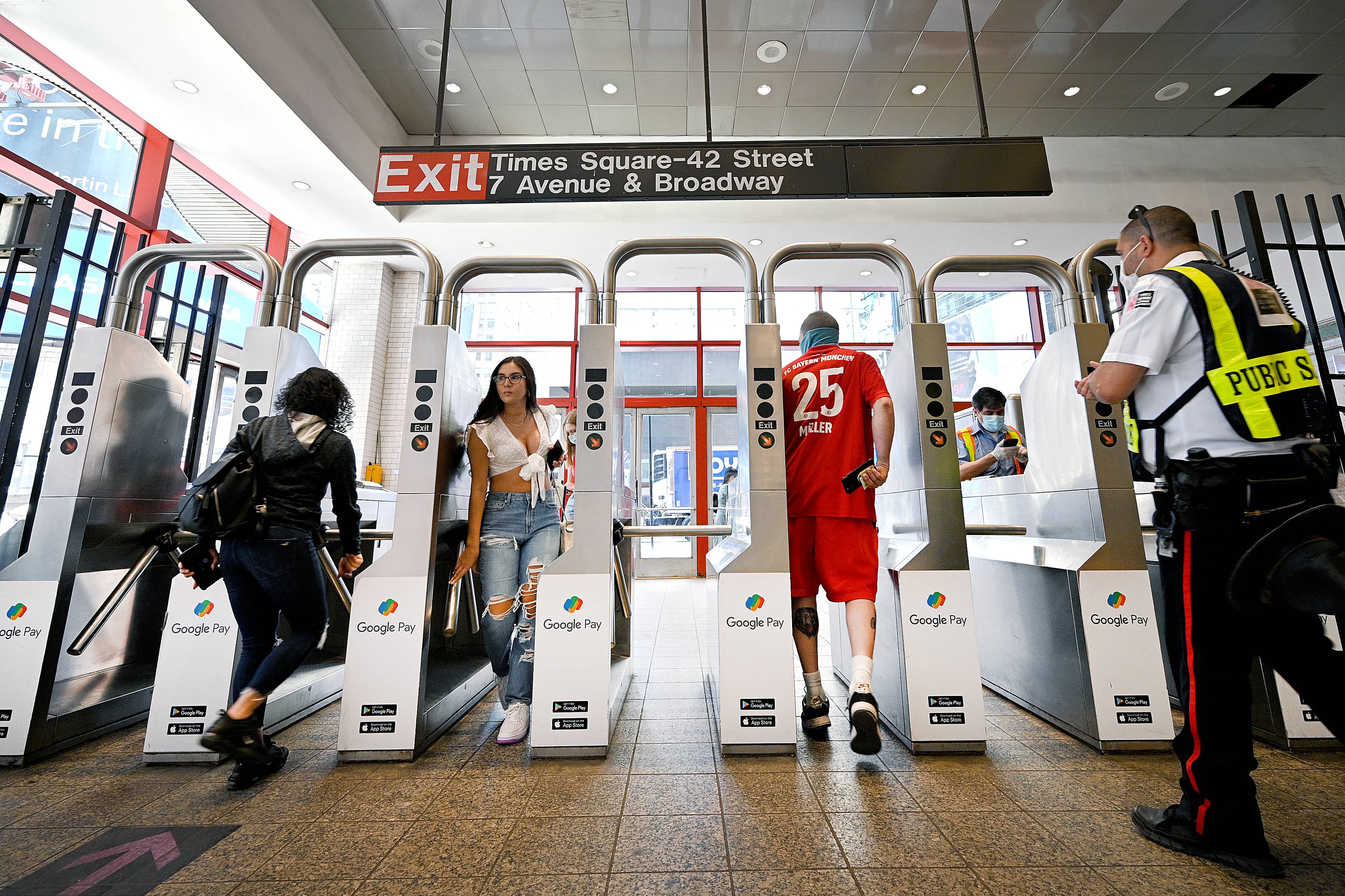 ny-nyc-subway-resumes-24-hour-service-3