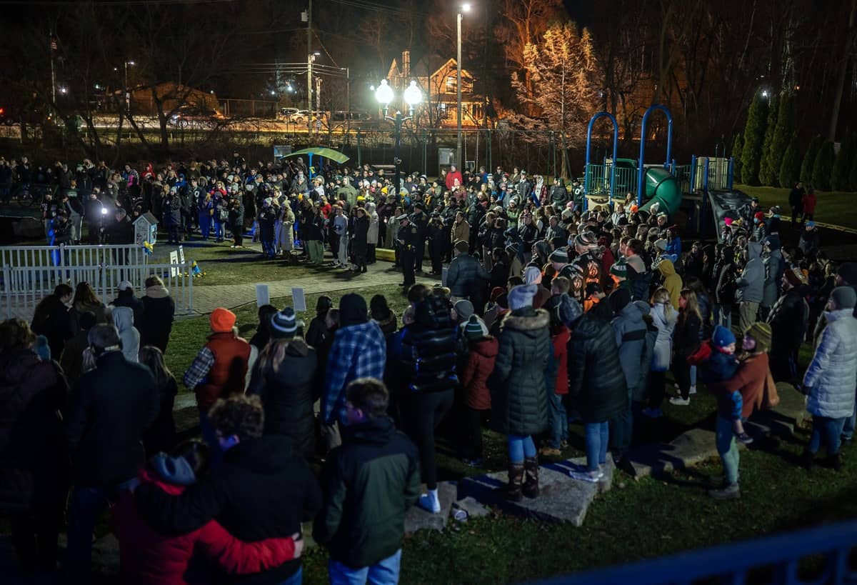 news-oxford-high-school-shooting-candlelight-vigil