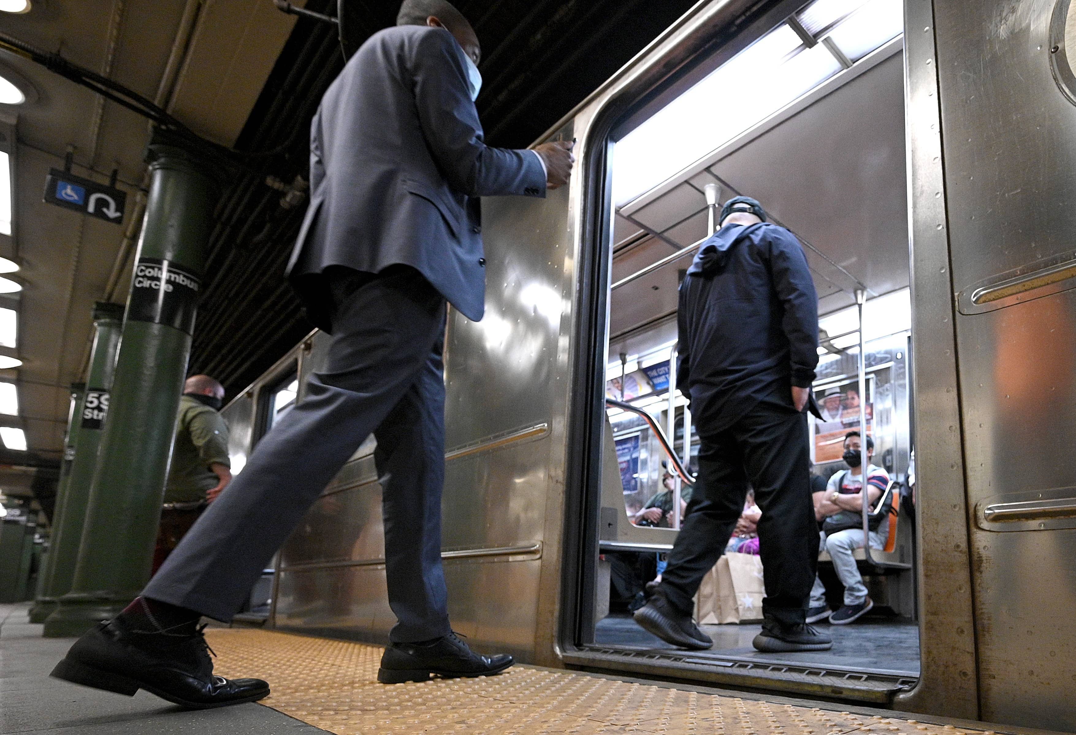 ny-nyc-subway-resumes-24-hour-service-4
