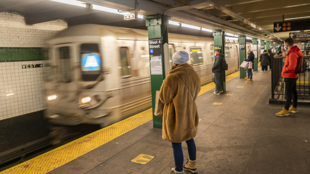 ny-ridinae-the-subway-in-new-york
