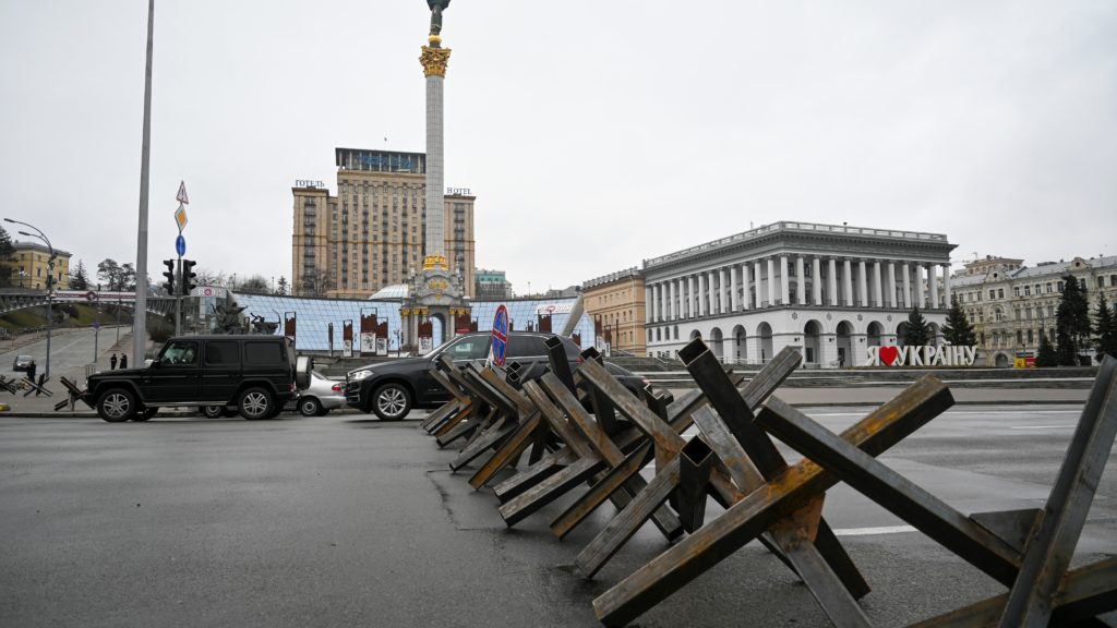 barricades-at-the-independence-square-of-kiev