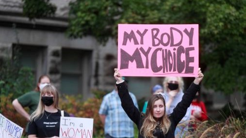 women-rally-at-sample-gates-for-reproductive-rights-in-bloomington-us-02-oct-2021-4