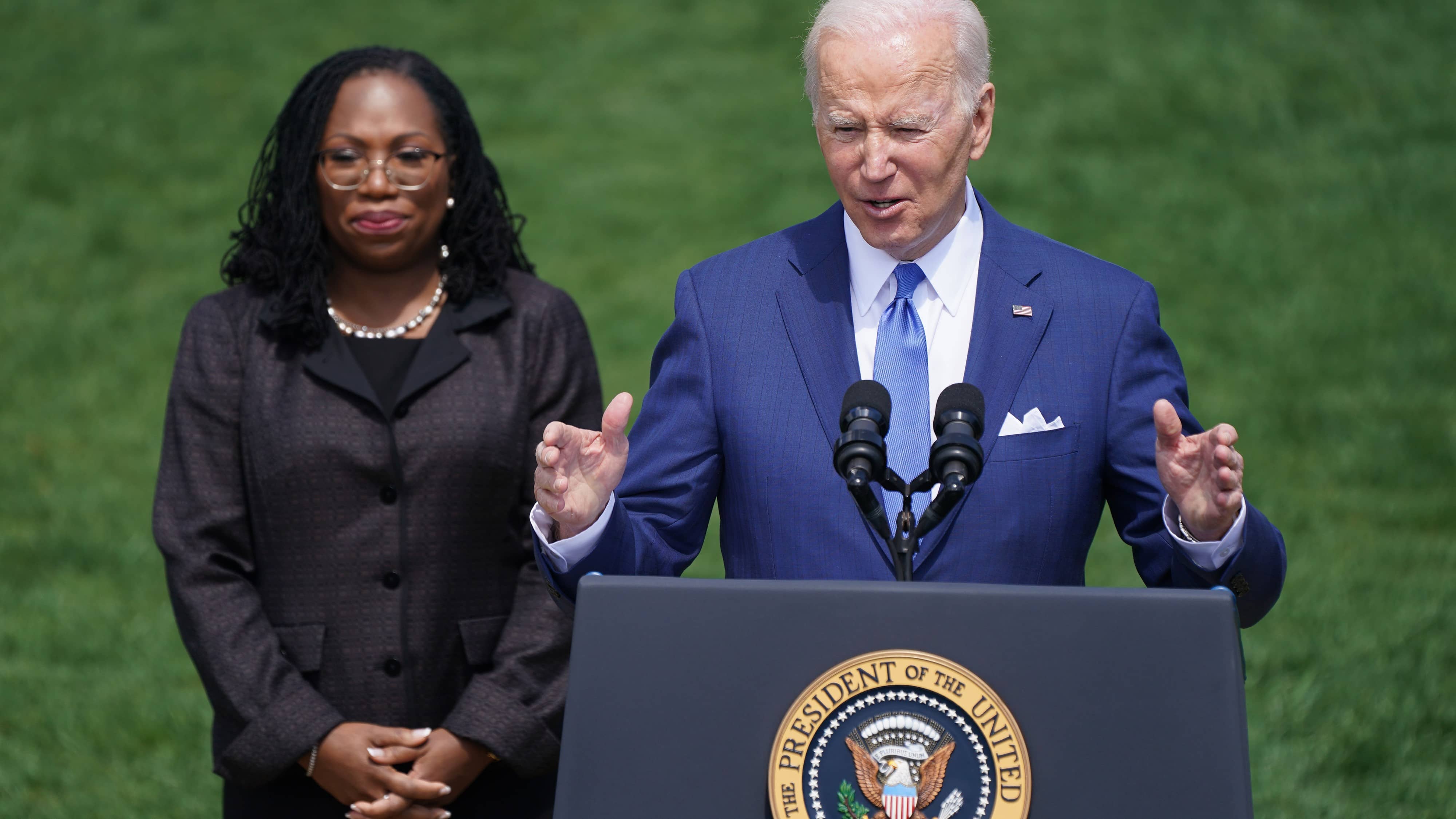 biden-and-justice-jackson-during-event-on-the-south-lawn