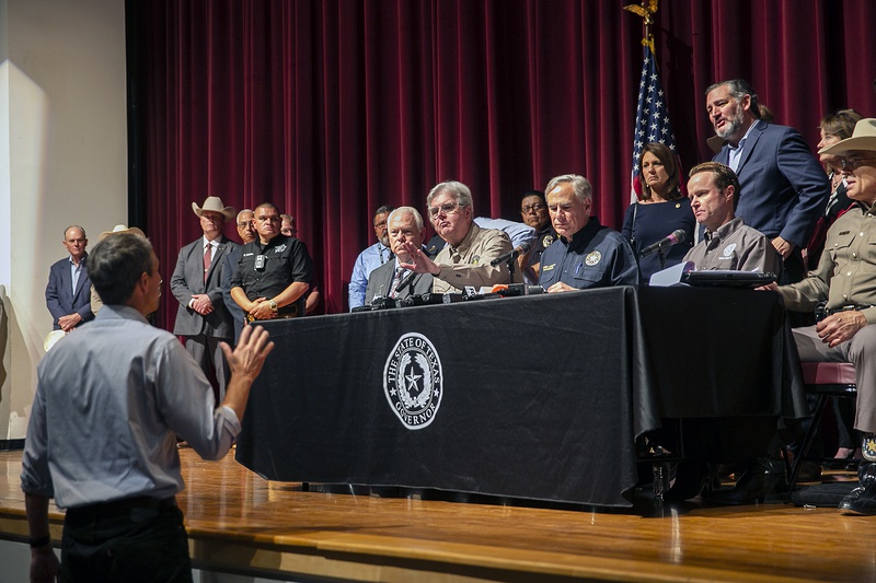 news-beto-orourke-confronts-governor-greg-abbott-at-a-press-conference