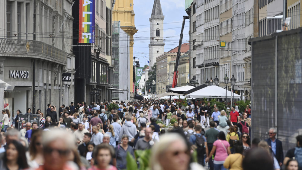 deutschland-passers-by-in-munichs-pedestrian-zones