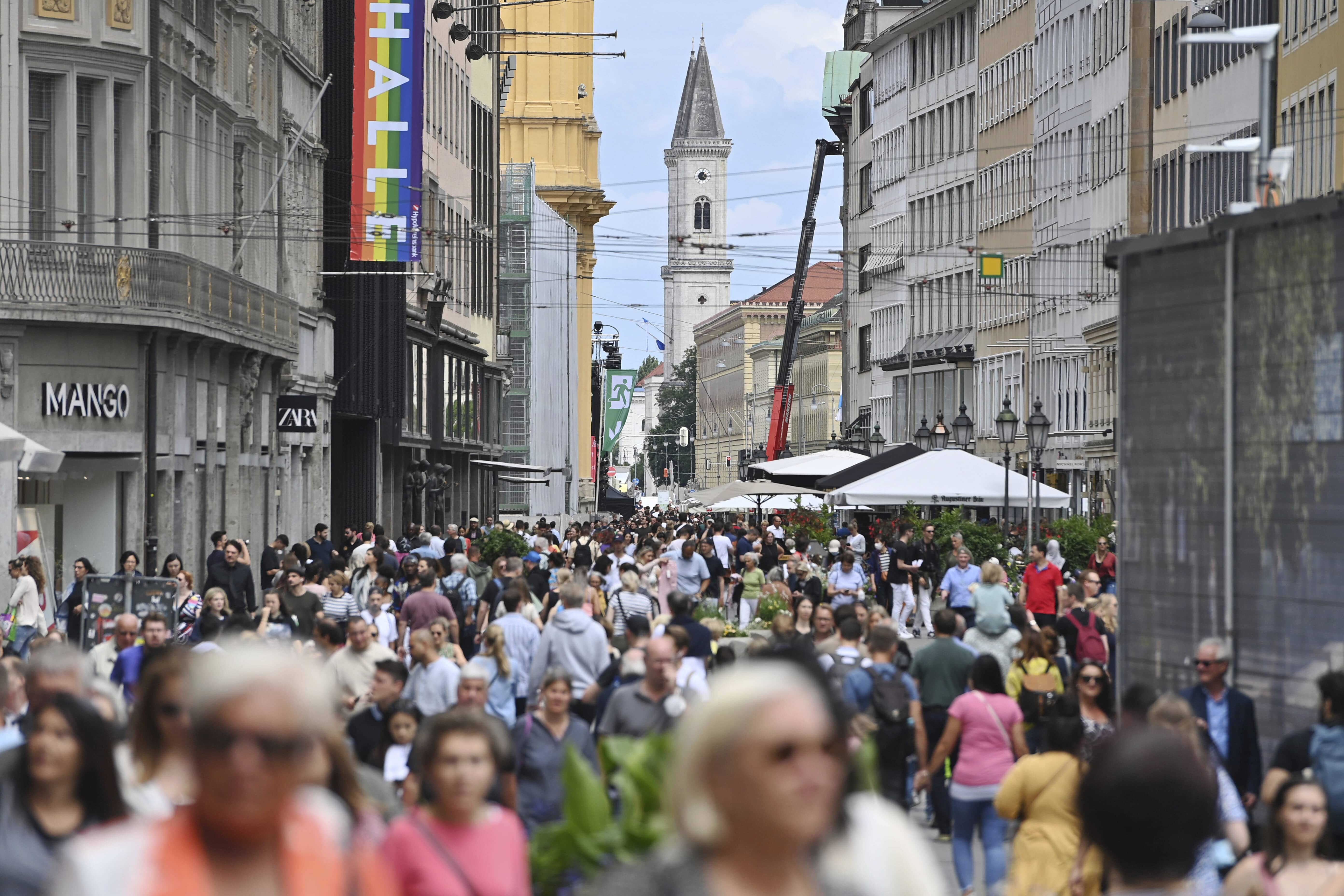 deutschland-passers-by-in-munichs-pedestrian-zones