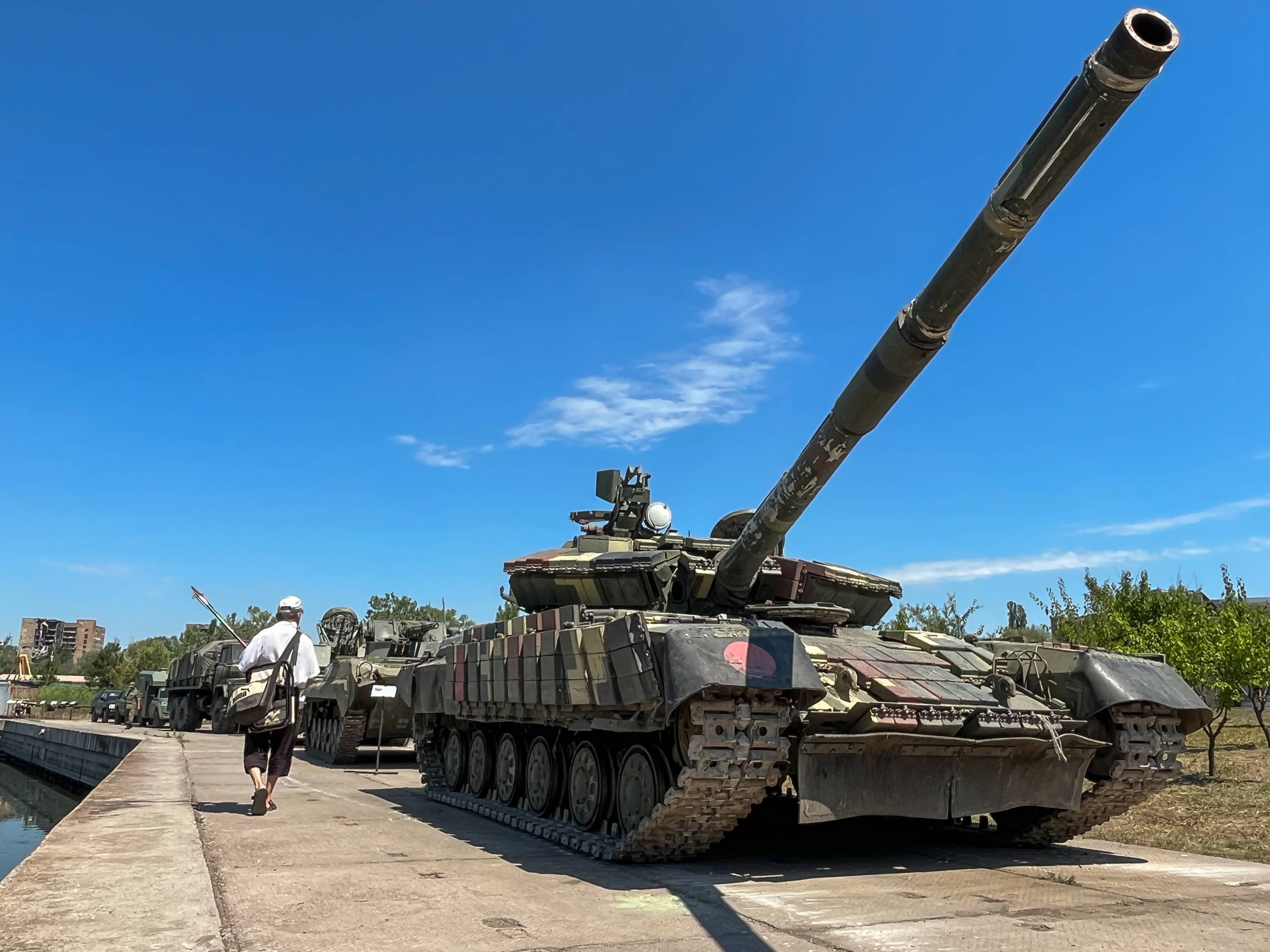 ukraine-military-equipment-captured-from-ukraine-on-display-in-mariupol