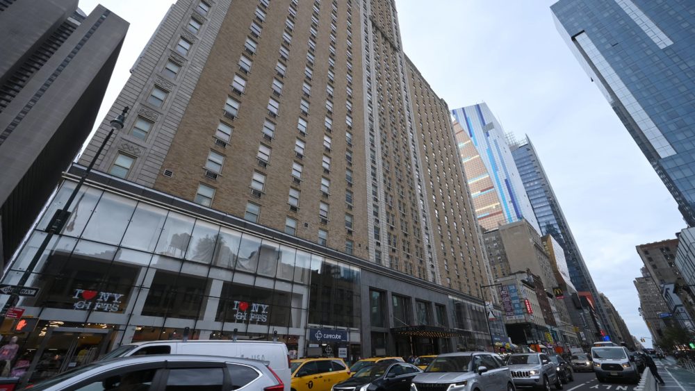 ny-midtown-hotel-chosen-as-second-relief-center-for-asylum-seekers