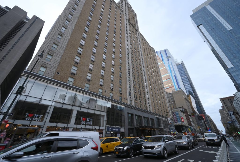 ny-midtown-hotel-chosen-as-second-relief-center-for-asylum-seekers