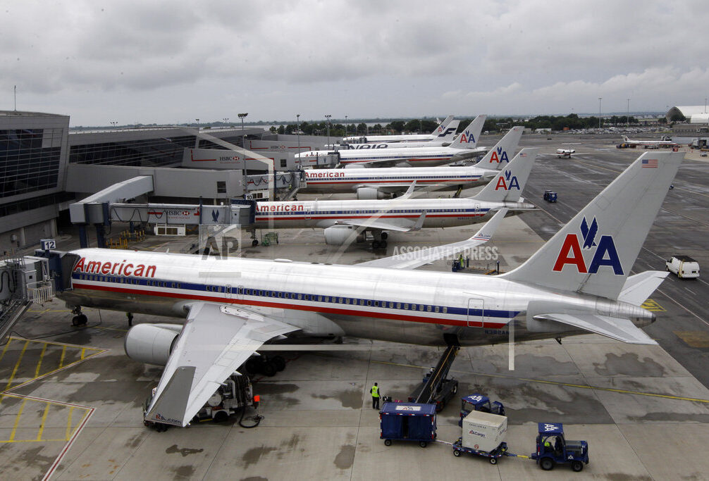american-airlines-airport-ground-crew-maintenance-baggage-travel-flight-holiday-travel-cargo-congestion-delays-jet-jet-fuel-fleet-frequent-flyer-passenger-ramp-worker-runway-schedule