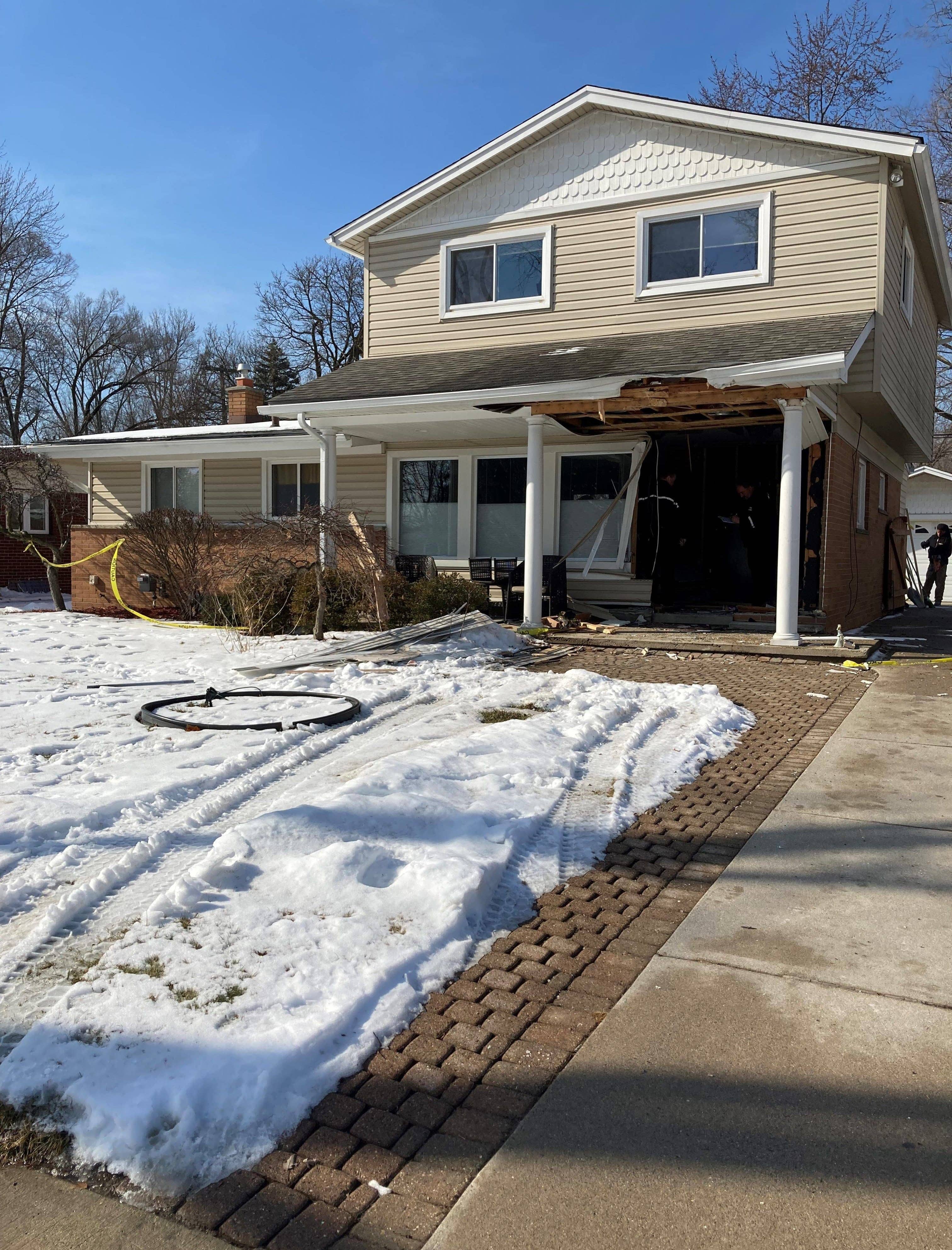 Car Drives Through Home on Long Island | 77 WABC