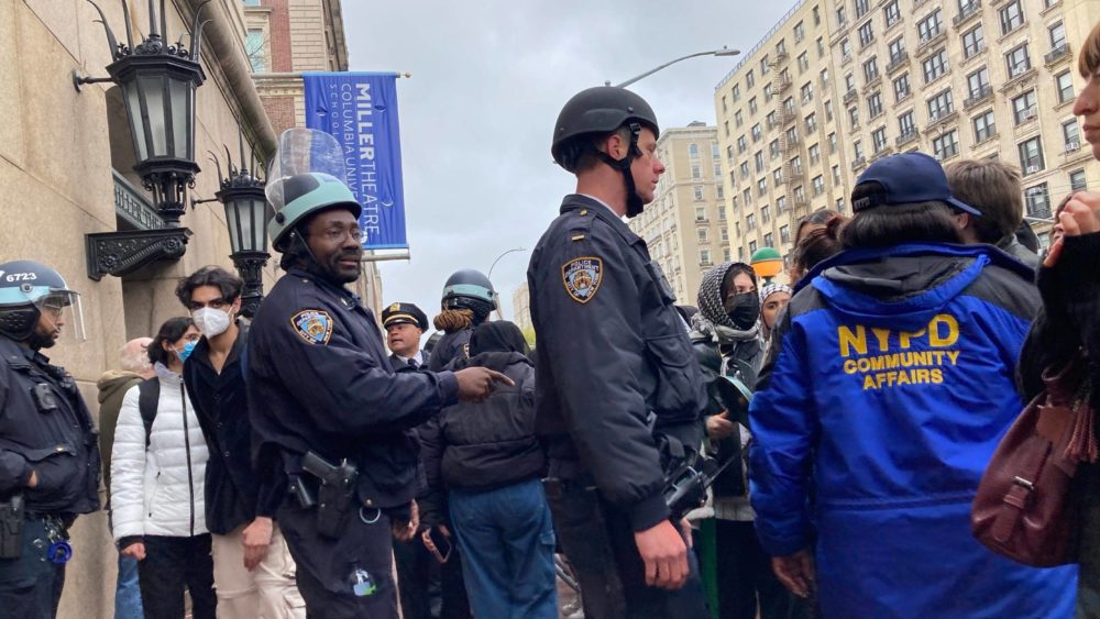 nypd-officers-break-up-crowds-outside-columbia-university-on-april-18