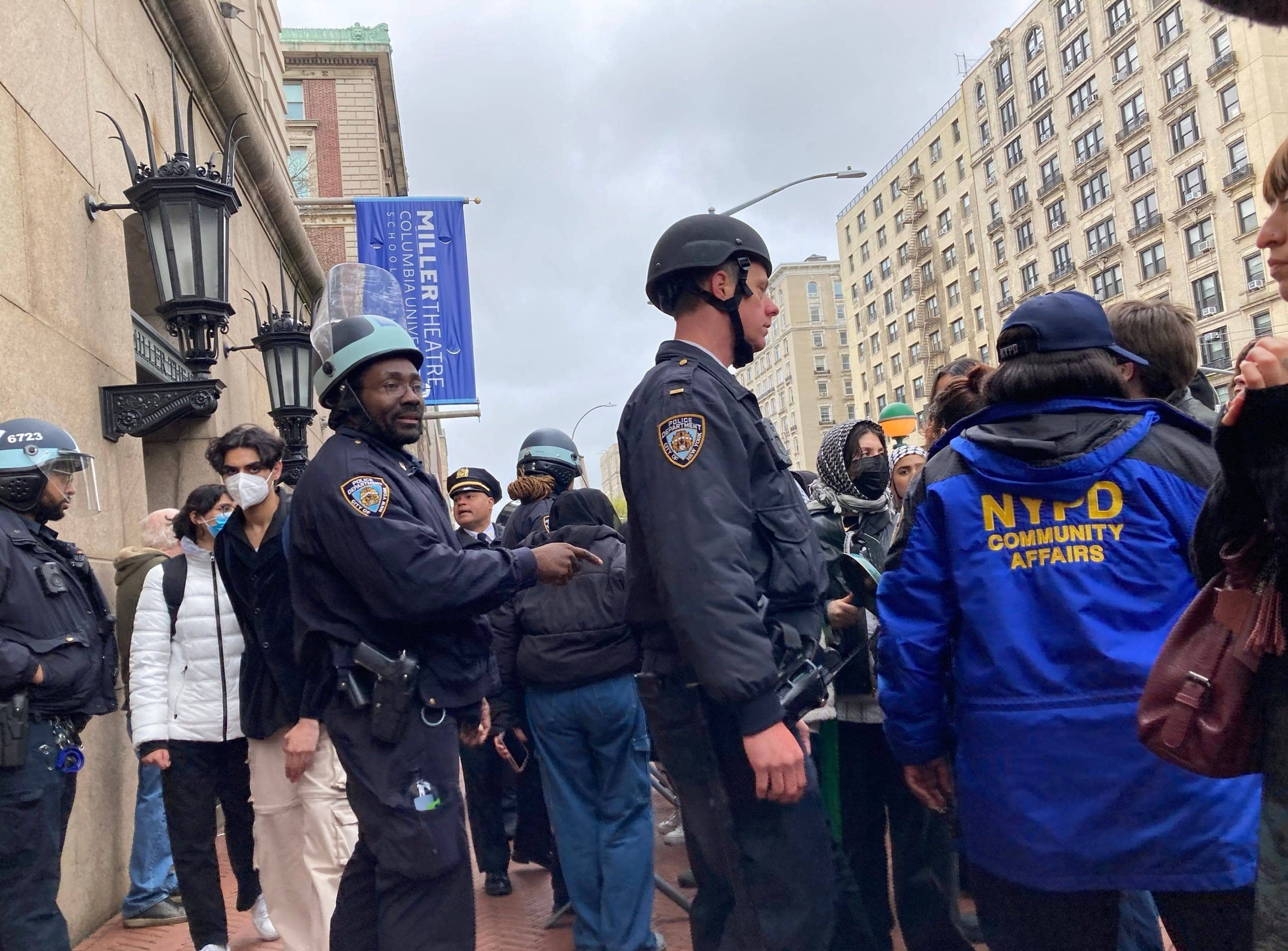 nypd-officers-break-up-crowds-outside-columbia-university-on-april-18