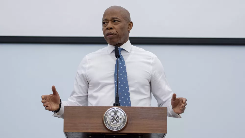 new-york-mayor-leads-prayer-for-victims-in-the-dominican-republic