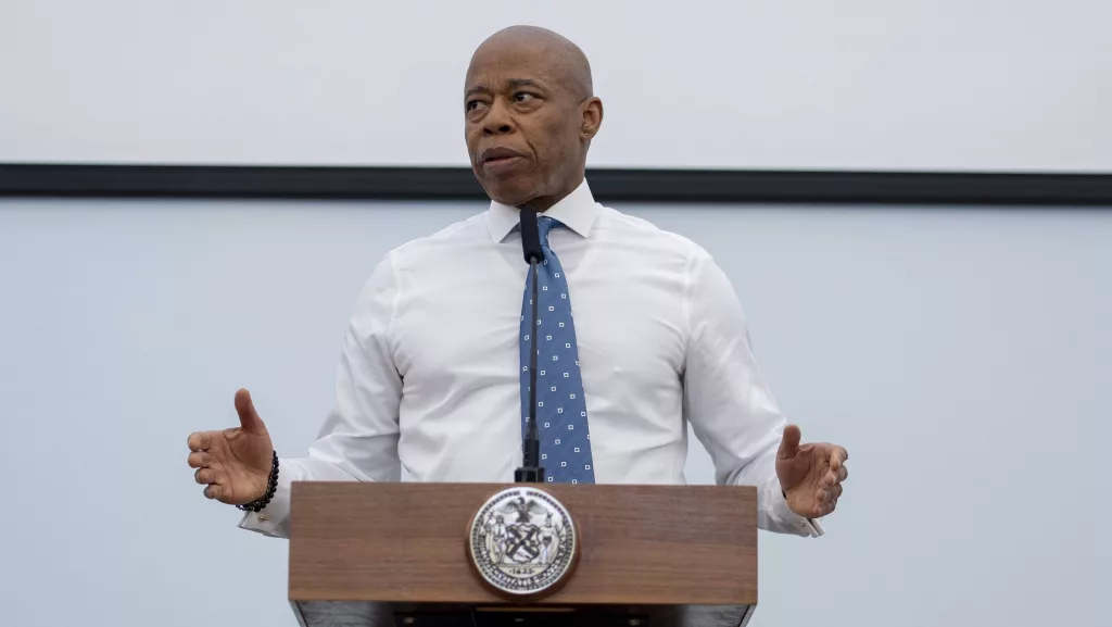 new-york-mayor-leads-prayer-for-victims-in-the-dominican-republic